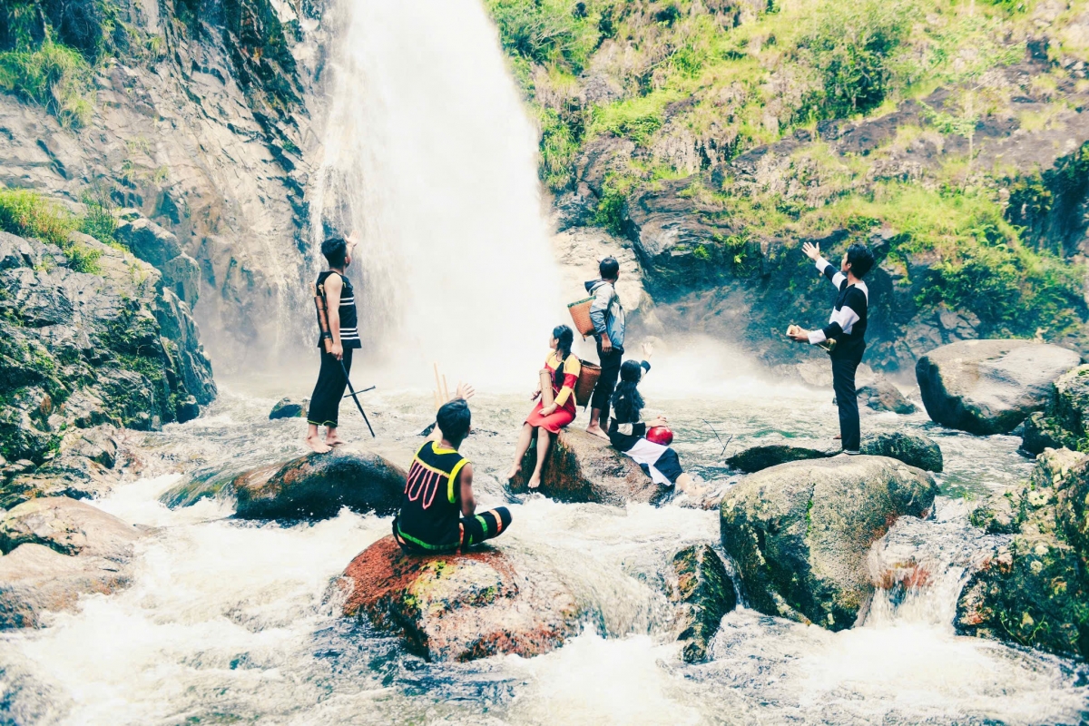 Khánh Sơn vào mùa quả chín, thác Tà Gụ níu chân du khách